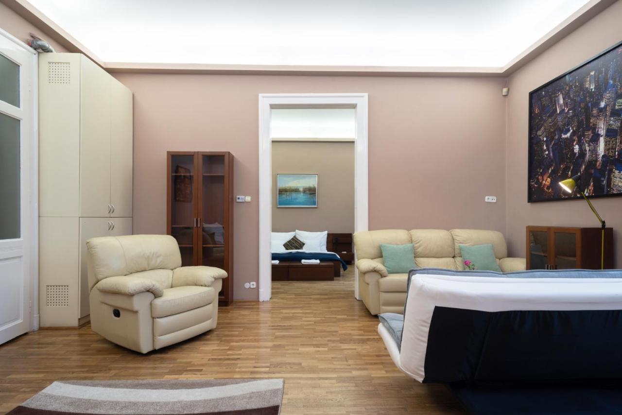 Kiraly Central Apartment With Free Parking And Ac Budapest Luaran gambar