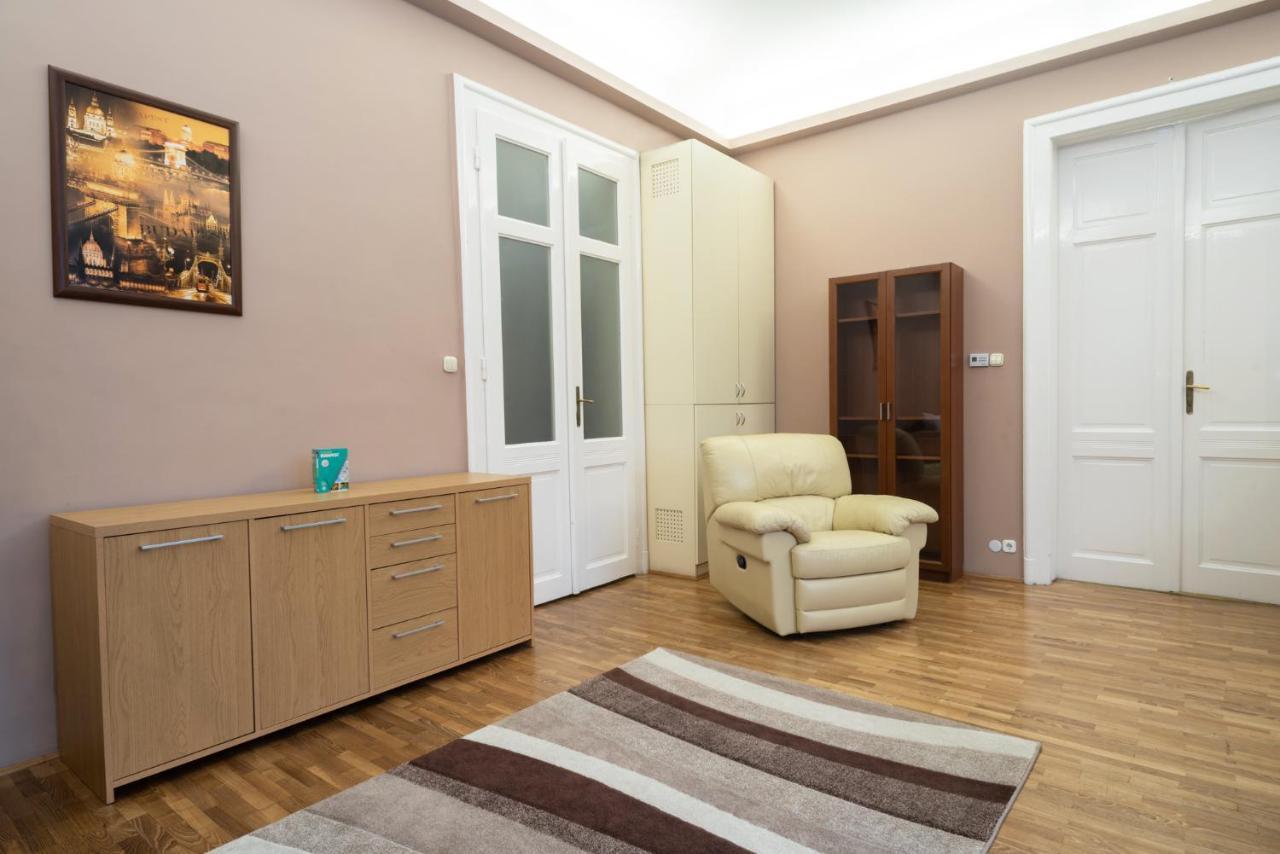 Kiraly Central Apartment With Free Parking And Ac Budapest Luaran gambar